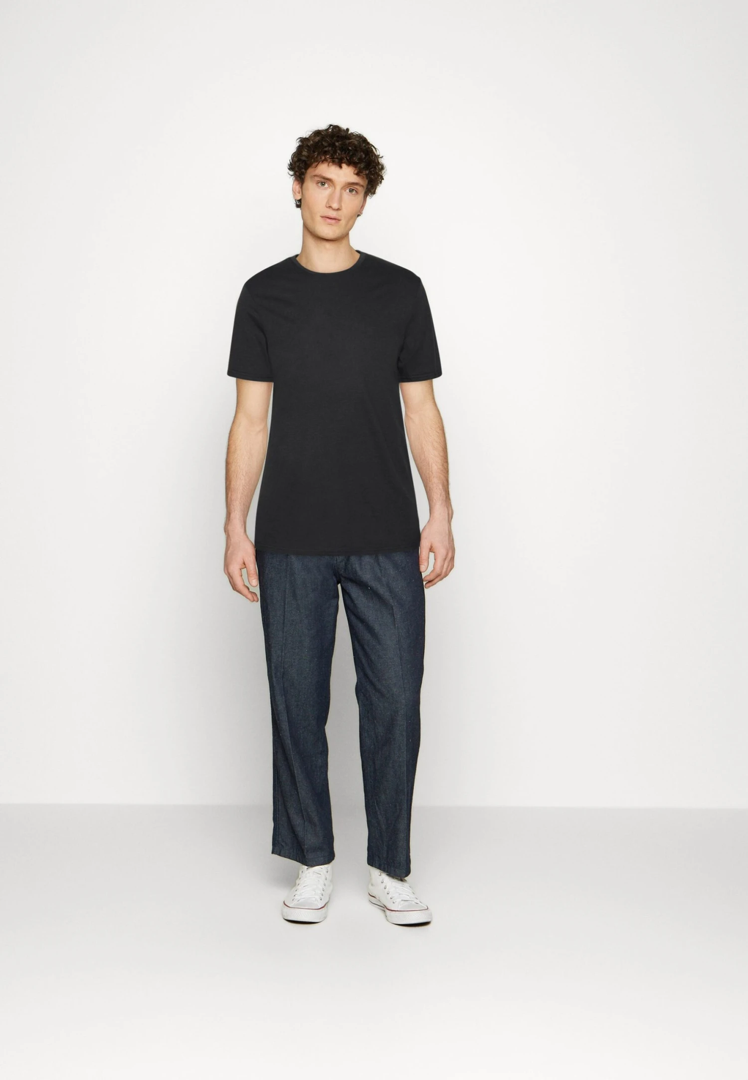 Pier One 5 Pack - T-Shirt Basic - White/Off-White/Light Grey/Beige/Black 1 Pier One 5 Pack - T-Shirt Basic - White/Off-White/Light Grey/Beige/Black