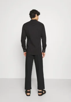 Pier One Muscle Fit Stand- Overhemd - Black -Pier One Verkoop 0baebc4f5c6545e38aaa3b4f90cebbda scaled