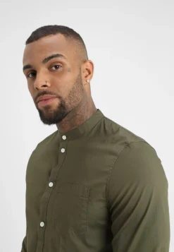 Pier One Muscle Fit Stand- Overhemd - Oliv 9 Pier One Muscle Fit Stand- Overhemd - Oliv -Pier One Verkoop 259eaf52e4d4427a96fee394df68933f