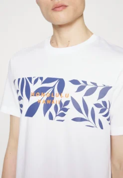 Pier One Leaf Chest Print Tee- T-Shirt Print - White 11 Pier One Leaf Chest Print Tee- T-Shirt Print - White -Pier One Verkoop 34f25c46da0e4cd0b3d1bff68b20c9d5 scaled