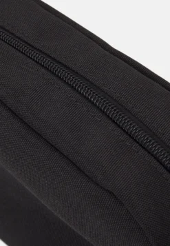 Pier One Toilettas - Black -Pier One Verkoop 6b8bd890dcad4cf6adb25ca1146f7127 scaled