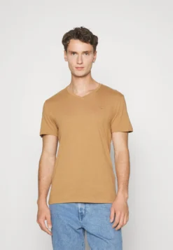 Pier One V Neck Bird Tonal 3 Pack - T-Shirt Basic - Light Brown/White/Dark Blue -Pier One Verkoop 6cb58bfc668145ef8b56c752a3c3901c scaled