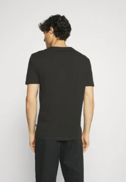 Pier One 5 Pack - T-Shirt Basic - White/Black/Dark Blue -Pier One Verkoop a0c7b6453ce14bcdb30df26ad77873b2 scaled