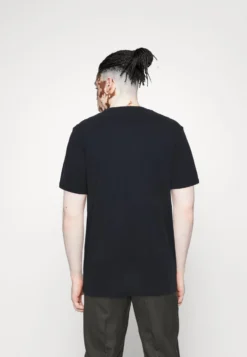 Pier One T-Shirt Print - Dark Blue -Pier One Verkoop a451cdf03a834bbb8e942e813546bda7 scaled