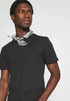 Pier One 3 Pack - T-Shirt Basic - Black/Mottled Dark Grey/Bordeaux 13 Pier One 3 Pack - T-Shirt Basic - Black/Mottled Dark Grey/Bordeaux -Pier One Verkoop ae9b9691c10949c5b4edc17929f8c13a scaled