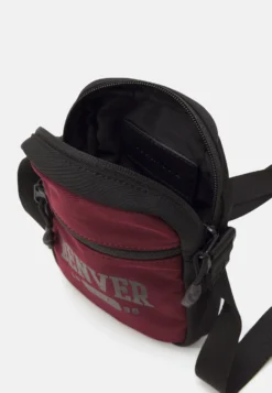 Pier One Schoudertas - Dark Red -Pier One Verkoop bdbcce6e2c2c40959a79faab831c30aa scaled