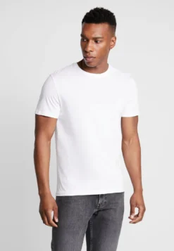 Pier One 3 Pack - T-Shirt Basic - White 7 Pier One 3 Pack - T-Shirt Basic - White -Pier One Verkoop e50b2210dfa14aeebbb37ff387ca1259 scaled