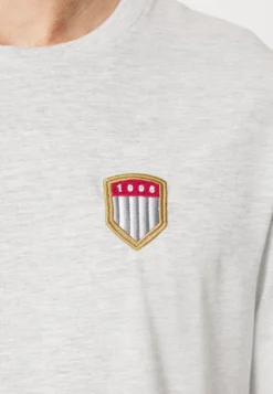 Pier One T-Shirt Print - Light Grey -Pier One Verkoop f4331ccf979c432daff39645764777af scaled