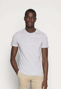 Pier One 5 Pack - T-Shirt Basic - Dark Blue/Grey/Khaki 11 Pier One 5 Pack - T-Shirt Basic - Dark Blue/Grey/Khaki -Pier One Verkoop fb97d3a70f594235aa02f60b48ba6fae scaled