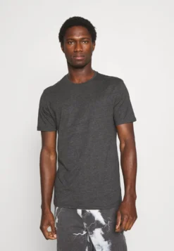 Pier One 3 Pack - T-Shirt Basic - Black/Mottled Dark Grey/Bordeaux 11 Pier One 3 Pack - T-Shirt Basic - Black/Mottled Dark Grey/Bordeaux -Pier One Verkoop fbb1fa11fda54722bafd9df33f46d342 scaled